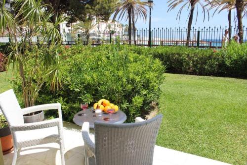 Frontline sea in the center of Puerto Banus.2bedrooms -Garden