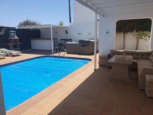 Fun Family Villa-Crazy Golf Course-Heated Pool-Cocktail Bar-Jacuzzi-Games Room-Wifi &Uk Tv