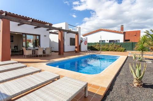 Golfside Villa La Perla With Private Pool , Bbq And Aircon