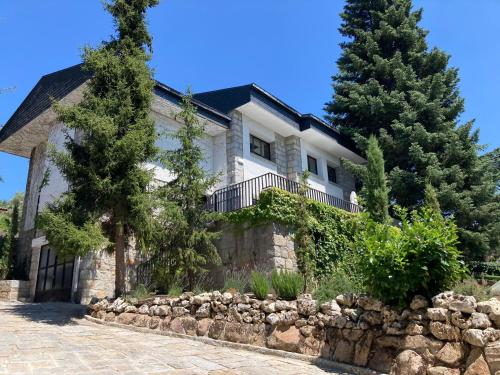 Gran chalet con piscina en Navacerrada