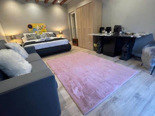 Habitación de lujo completa con piscina, cocina