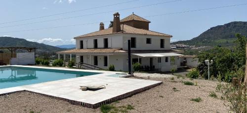 Hacienda en Olivar de 18 Ha con piscina, A/C y Parking gratuito.