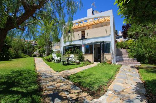 Happy 3 bedroom Family House in Calahonda with Pool and Wonderful Garden