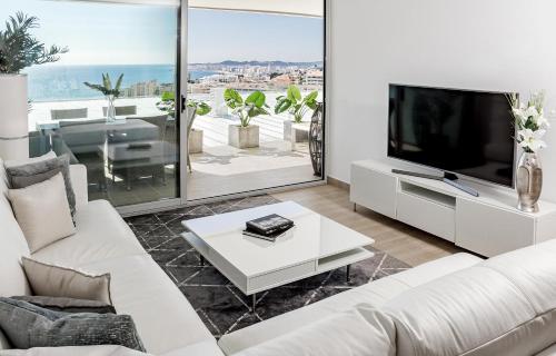 Hig- Modern Apartment Stunning Views, Next To Beach