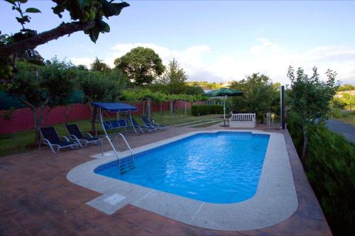 5 bedrooms house with lake view private pool and garden at Cuntis