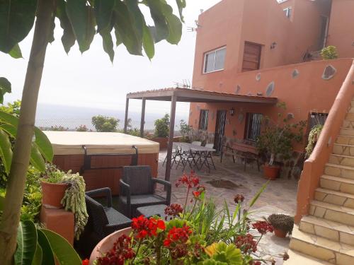 2 bedrooms house with sea view jacuzzi and enclosed garden at Adeje 1 km away from the beach