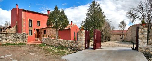 5 bedrooms house with enclosed garden and wifi at Aldehuela