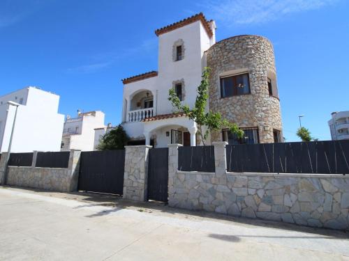 Holiday home in Empuriabrava with a private swimming pool