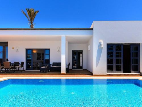 Holiday Home in Playa Blanca with Private Swimming Pool