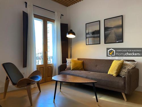 Homyat Poeta Iglesias, Plaza Mayor