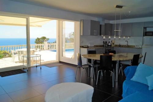 House - 3 Bedrooms with Pool and Sea views young people group not allowed - 07516