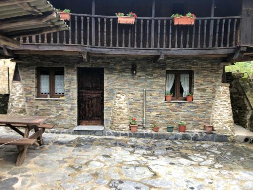 2 bedrooms house with wifi at Tineo