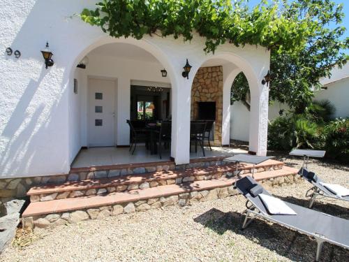 House with outdoor studio in quiet sector of Empuriabrava