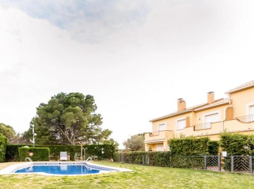 Illa Sistach Rentals: Casa con piscina comunitaria