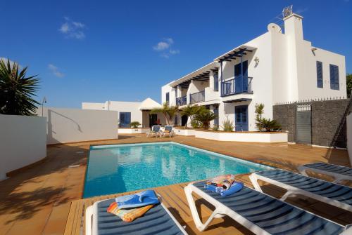 Impeccable 2-Bed Apartment No 2 in Playa Blanca