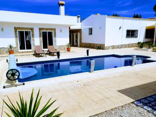 Impeccable 6-Bed Villa in Fortuna