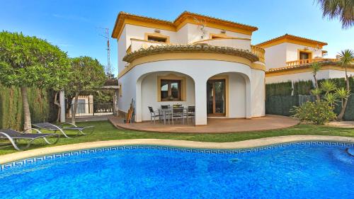 Inviting 3-Bed villa in Denia near the beach