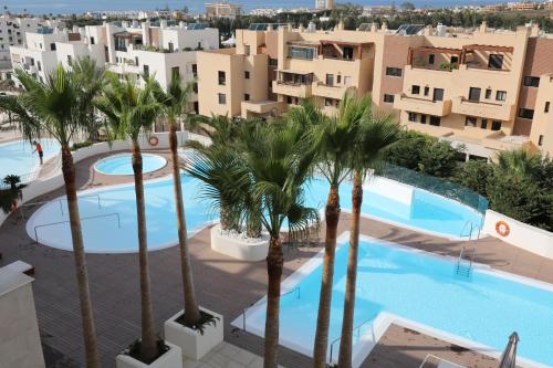 080 - Luxuriously Modern 2 Bedroom Apartment Near The Beach