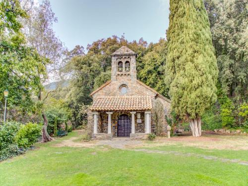 Cozy Cottage in Montseny with Swimming Pool