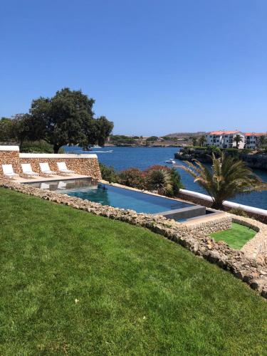 Splendide Villa les pieds dans l eau dans la baie de Mahon