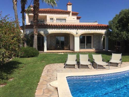 Luxurious Villa in Miami Platja with Swimming Pool