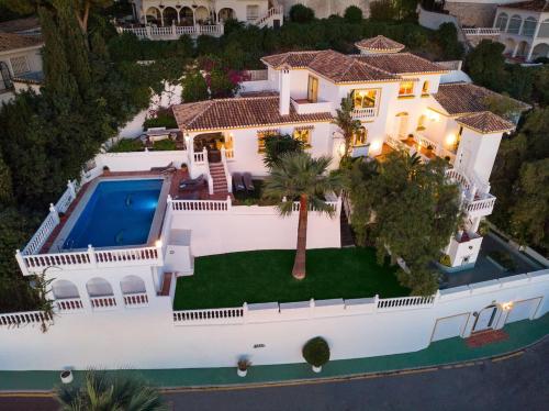 Large Luxury Family Villa 500m To Beach