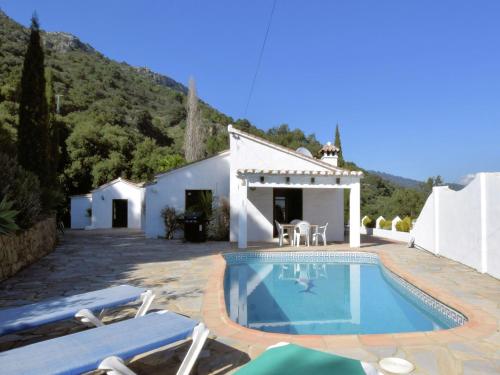 Nice holiday home with private pool and beautiful views of the sea and mountains