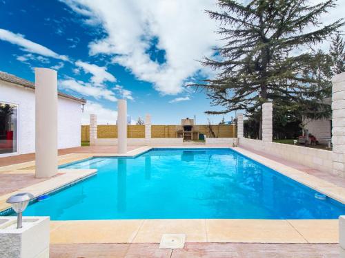 Lavish Villa in Villamuriel de Cerrato with Swimming Pool