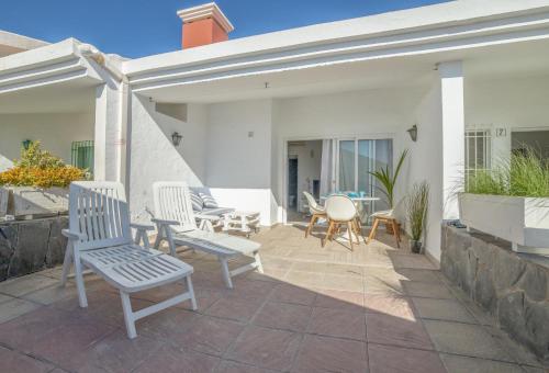 Bungalow playa Águila terraza piscina by Lightbooking