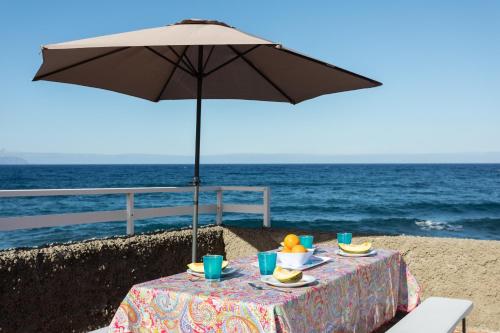 Casa de playa, a 5 metros del mar free wifi by Lightbooking