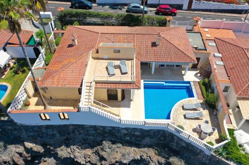 Los Gigantes cliffs and ocean front villa