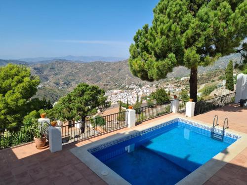 Lovely 2 Bed Apartment with Stunning views & Pool