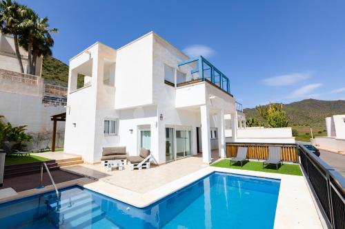 Luminous Villa with terraces and salt water pool