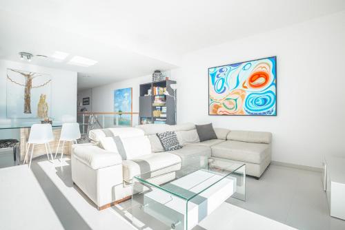Luxurious and modern duplex near the sea