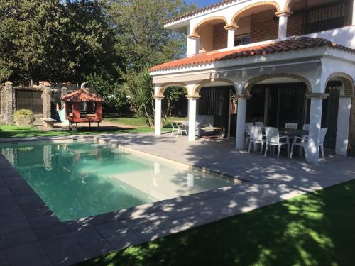 Luxury Villa Jerez 850m2 - Oasis with Private Pool & Gardens