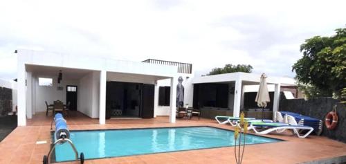 Luxury 4-Bed family Villa with private pool