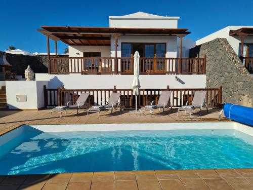 Luxury 4-Bedroom Villa With Heated Pool + Sea View