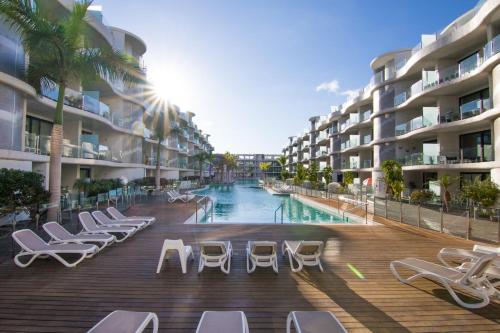 Luxury Apartment, parking, terrace, pool.