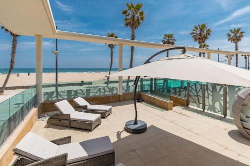 Luxury Beach Front Apartment with Pool