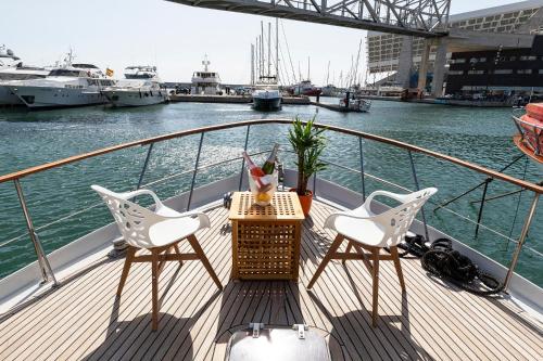 C120 - Charming Boat in Port Forum
