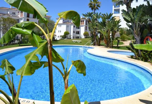 Luxury garden apartment - walking distance to the sea