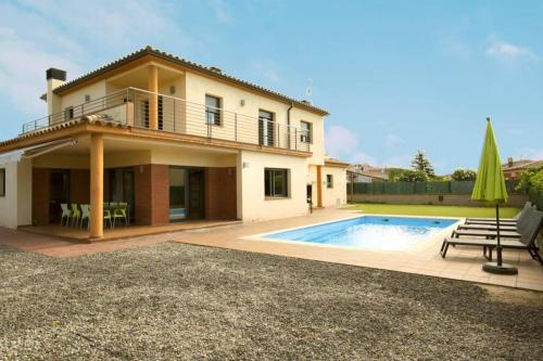 Luxury House with swimming pool next to the beach