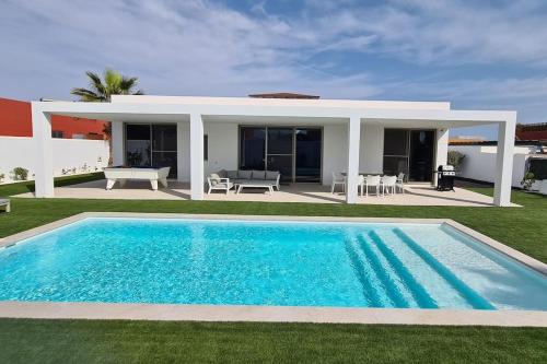 Luxury modern Villa LiLa heated pool