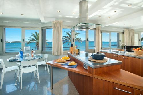 Life By the Beach - Sea View Apartment 2