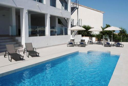 Luxury villa with heated pool for 12 to 14 people