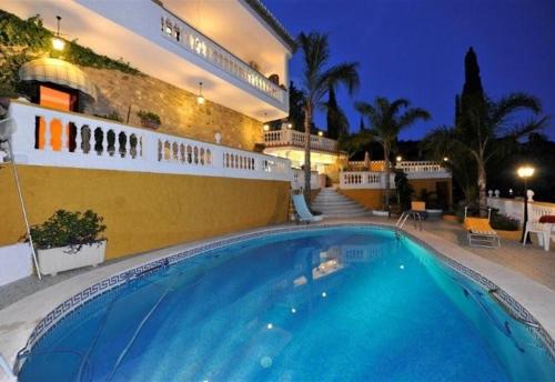 Magnificent villa in Cotobro swim