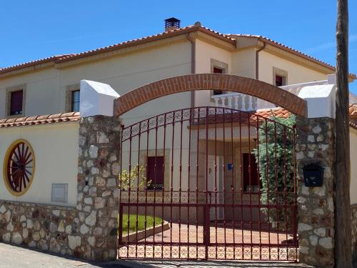 Magnifico Chalet Con Piscina !!!