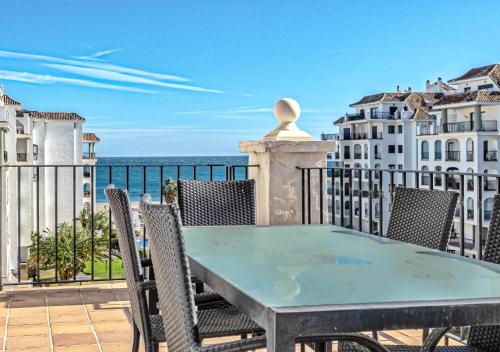 Beautiful seafront apartment at Marina Duquesa