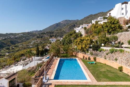 Modern 2-bedroom Frigiliana apartment with pool