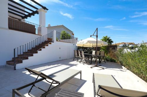 Modern 4 bedroom Villa with private pool and games room in Estepona, Malaga (Sleeps 10)